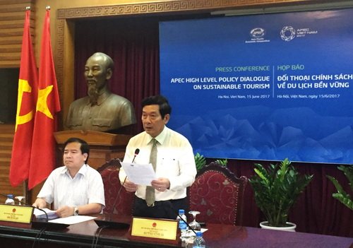 Thứ trưởng Huỳnh Vĩnh Ái phát biểu tại họp báo trước thềm Đối thoại chính sách cao cấp về du lịch bền vững